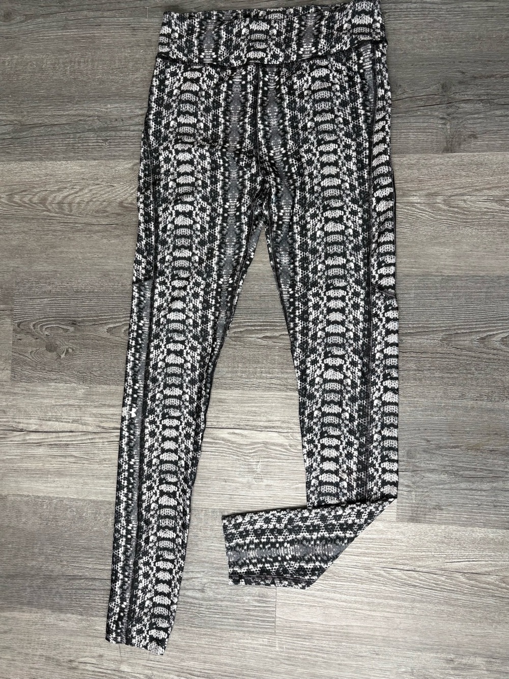 Under Armour Black & White Patterned Leggings. Women size M